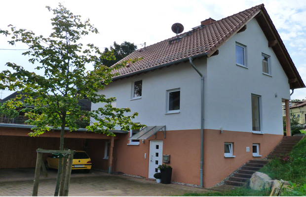 Einfahrt und Carport des Wohnhaus Vestner aus Bosenheim, Planung und Bauleitung ARCHITEKT ernst meyer